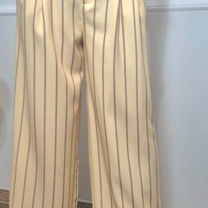 Pantalón wide leg amarillo pastel a rayas