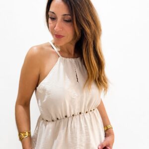Top halter satinado con detalle de tachuelas