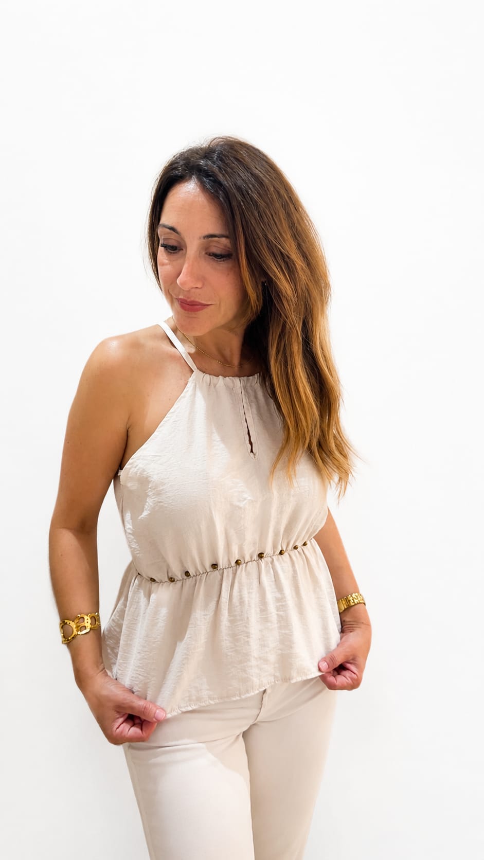 Top halter satinado con detalle de tachuelas - Imagen 2
