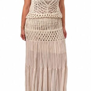 Conjunto boho chic de crochet y falda plisada larga con transparencias beige