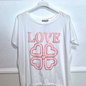 Camiseta Curvy Blanca "LOVE" con Trébol de Corazones