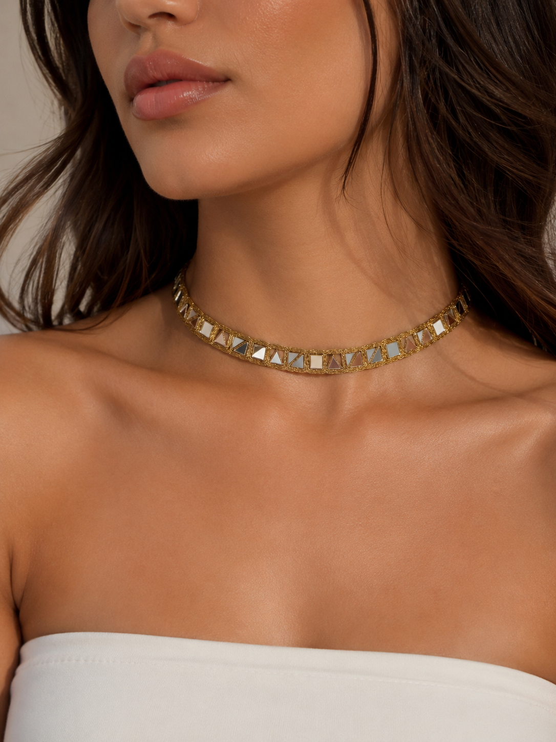 Collar Choker Artesanal Dorado con Diseño Geométrico y Espejos