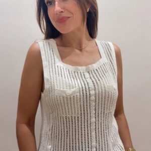 Top de punto calado con botones y bolsillos en beige