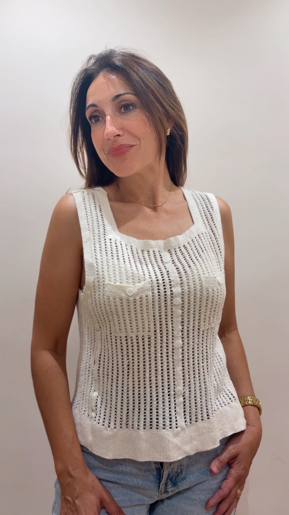 Top de punto calado con botones y bolsillos en beige