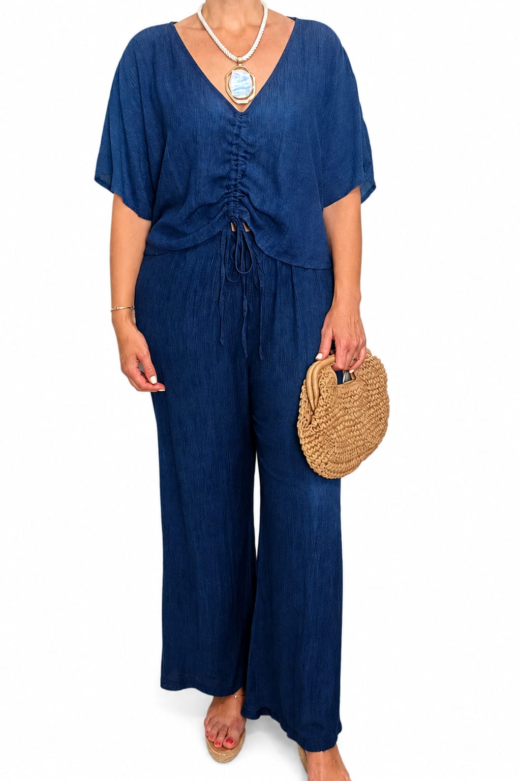 Conjunto de dos piezas azul marino con blusa fruncida y pantalón fluido