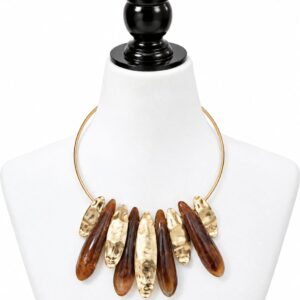 Collar dorado y marrón de diseño elegante