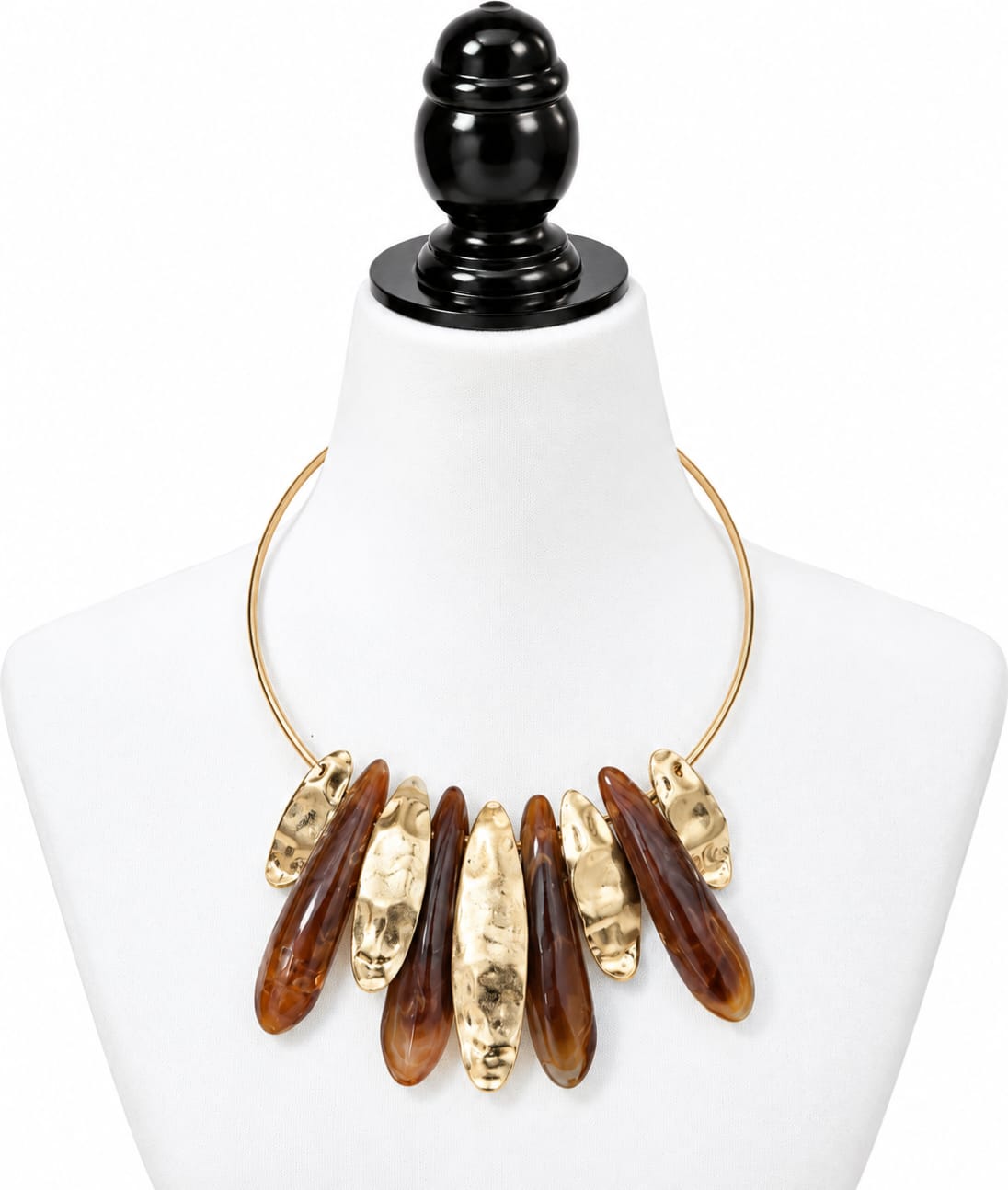 Collar dorado y marrón de diseño elegante