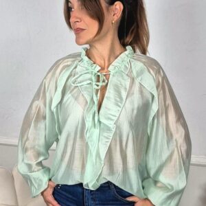 Blusa Fluida Verde Agua Satinada con Volantes y Lazada en el Cuello