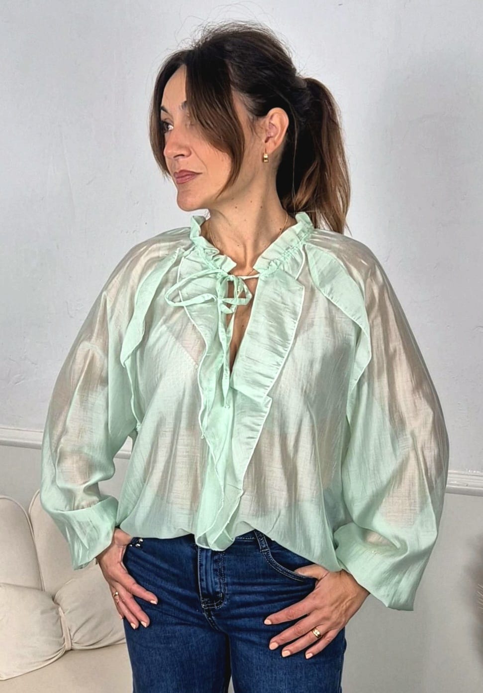 Blusa Fluida Verde Agua Satinada con Volantes y Lazada en el Cuello