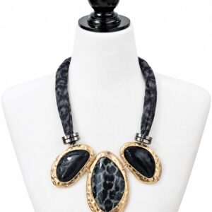 Collar Corto Étnico de Leopardo en Tono Gris con Piedras y Engaste Dorado