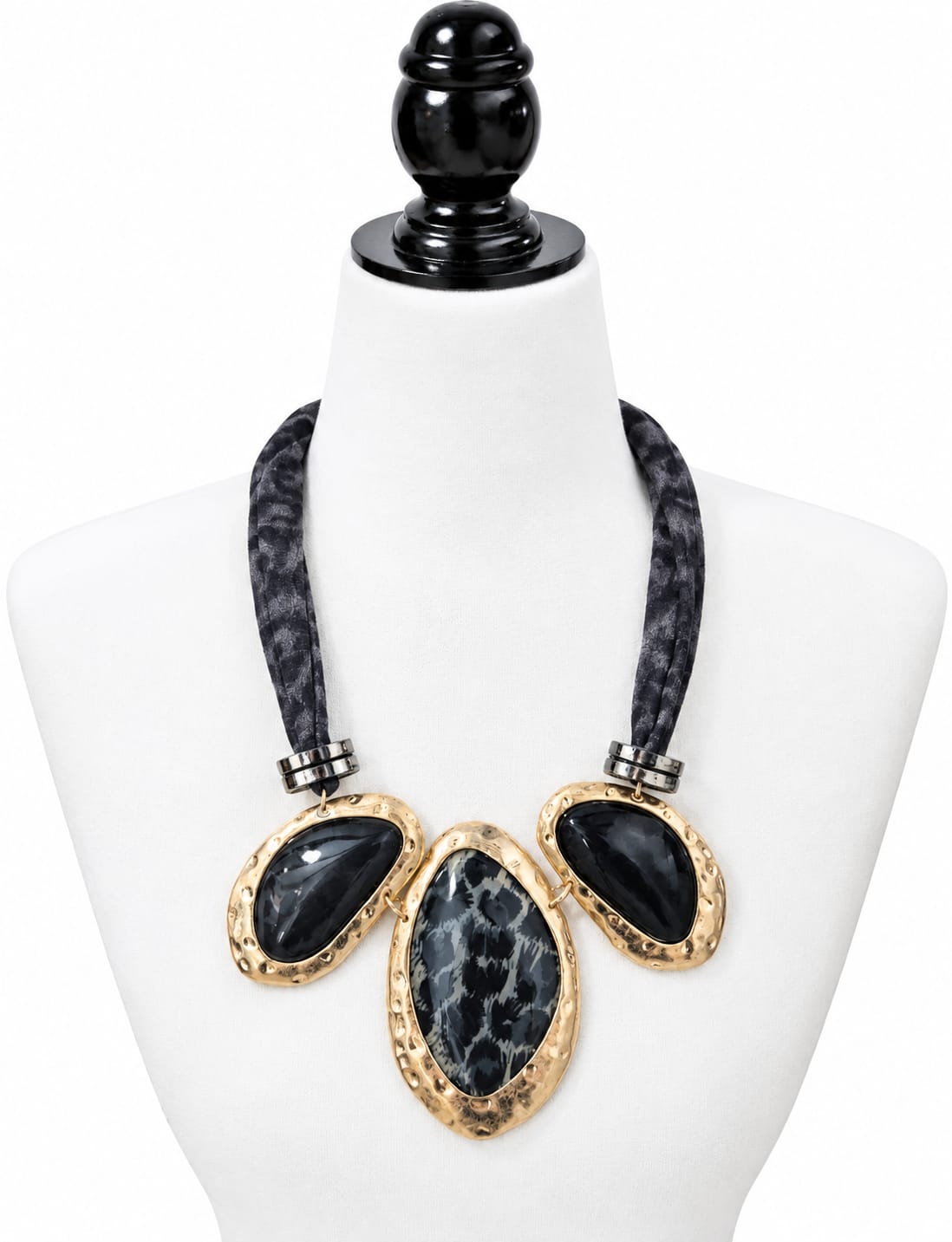 Collar Corto Étnico de Leopardo en Tono Gris con Piedras y Engaste Dorado