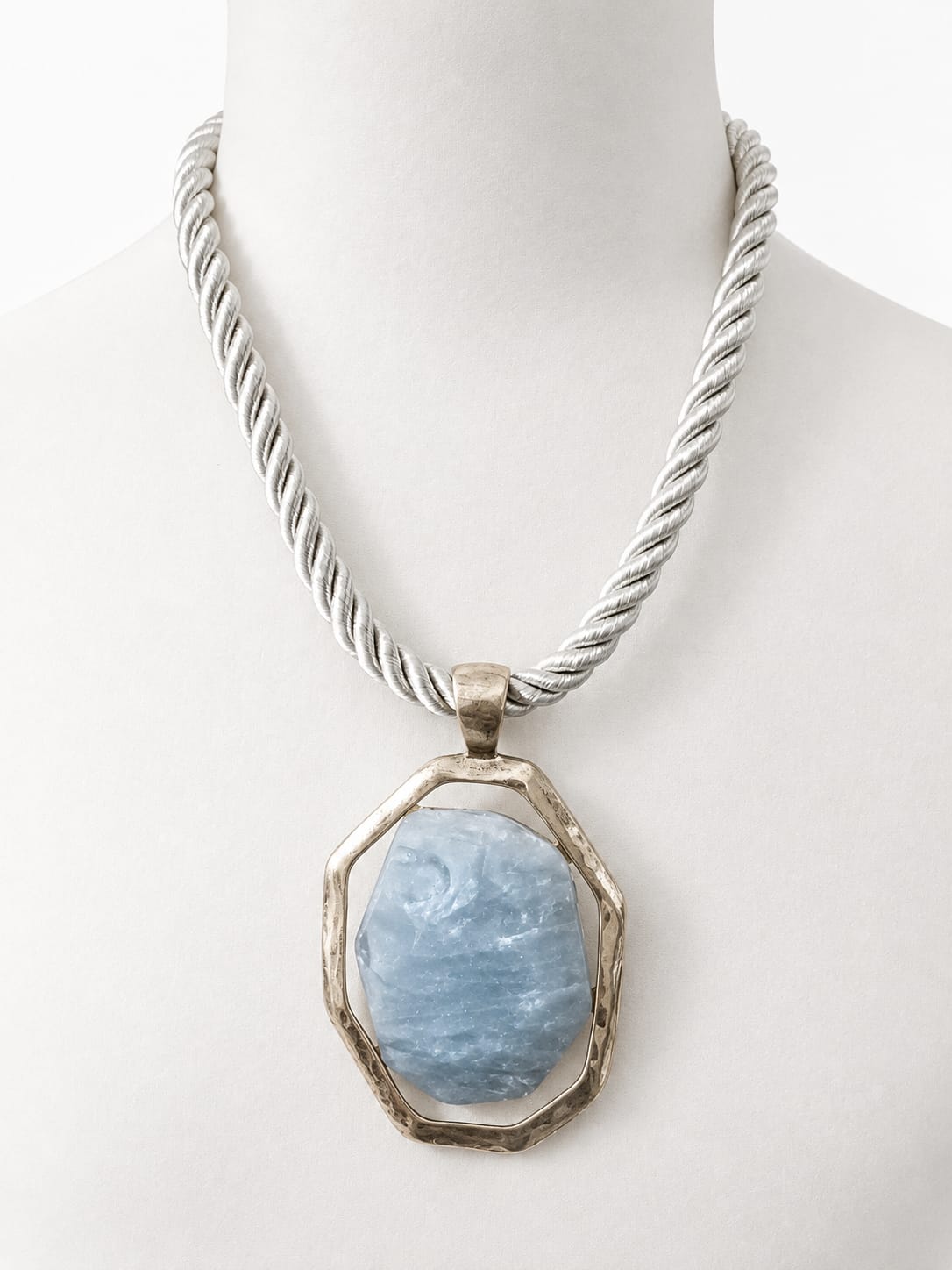 Collar de Cordón Trenzado Plateado con Maxi Colgante de Piedra Azul Celeste