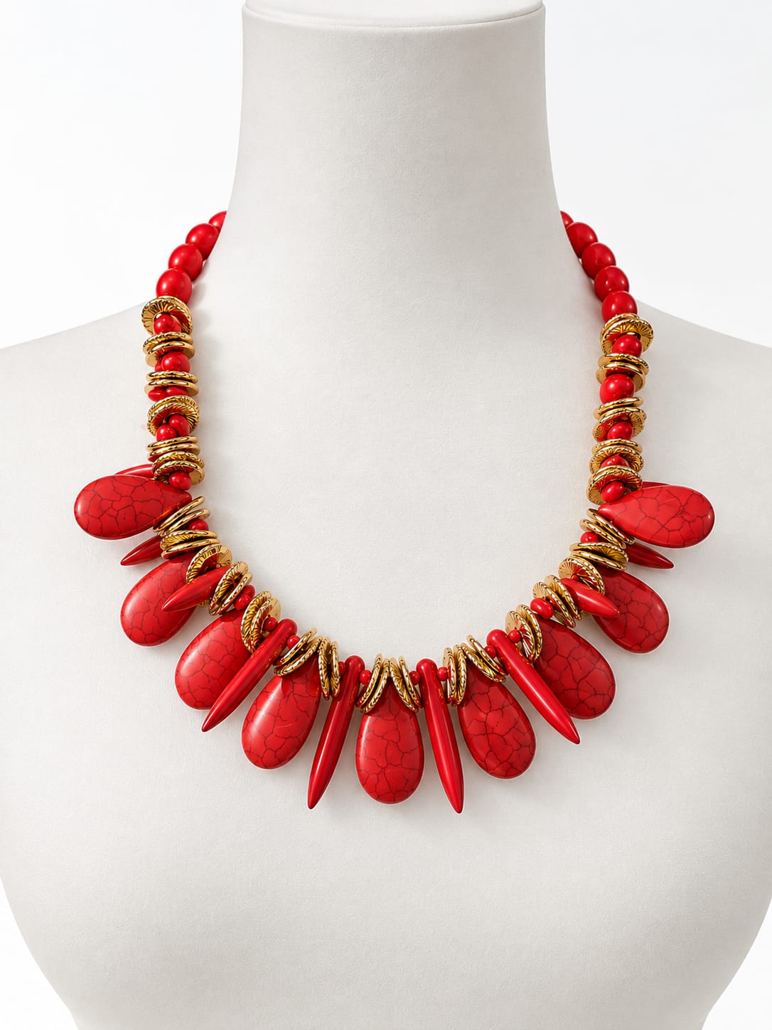 Collar Rojo Étnico con Cuentas de Turquesa Sintética y Apliques Dorados