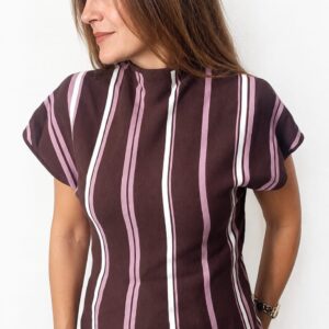 Top de Punto Fino a Rayas Verticales con Cuello Perkin y Manga Corta