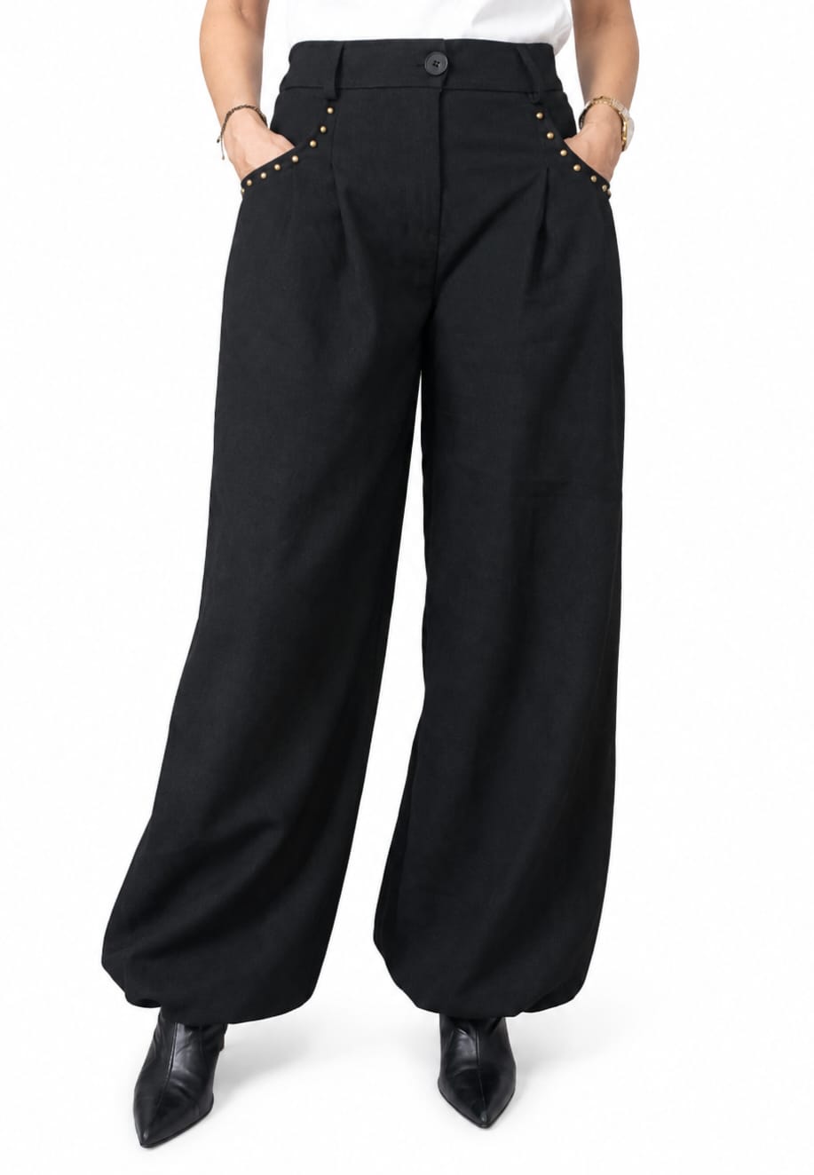 Pantalón Negro de Talle Alto con Tachuelas en Bolsillos y Bajo Abombado
